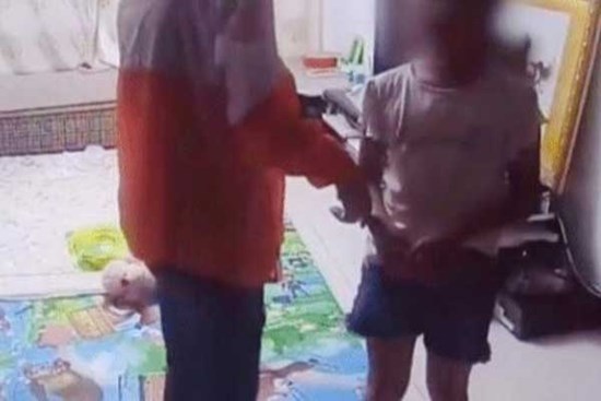 Người phụ nữ cầm dao đi 