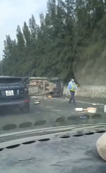 Xe chở Phó chủ tịch TP.HCM lật nhiều vòng sau khi nổ lốp-2