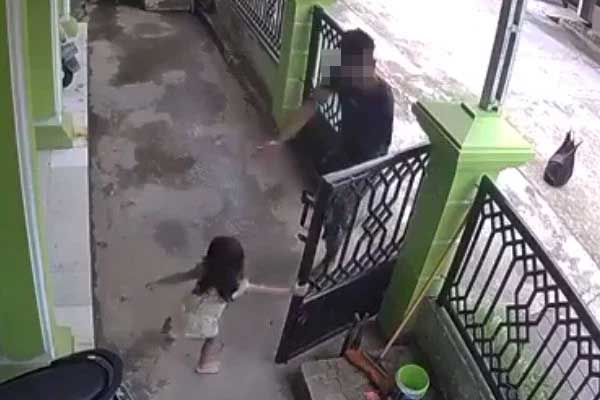 Khoảnh khắc gây sốc: Bé gái đang chơi ngoài sân, gã đàn ông lạ mặt xông vào gần gũi, làm ra hành vi khủng khiếp khiến cha mẹ chết sững-2