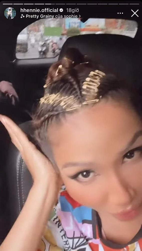 Cười ngất pha gỡ kim băng khỏi tóc cồng kềnh của HHen Niê-2