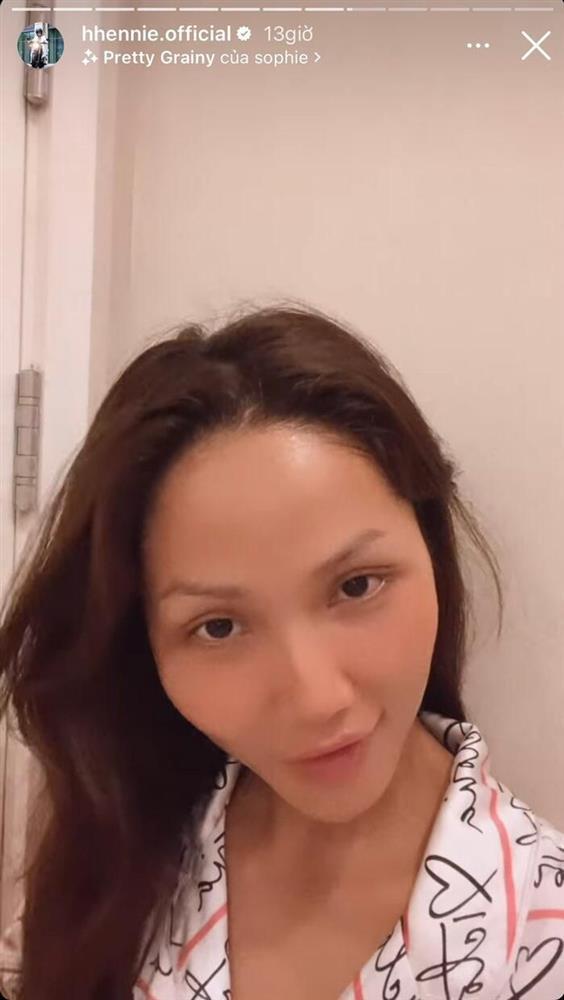 Cười ngất pha gỡ kim băng khỏi tóc cồng kềnh của HHen Niê-6