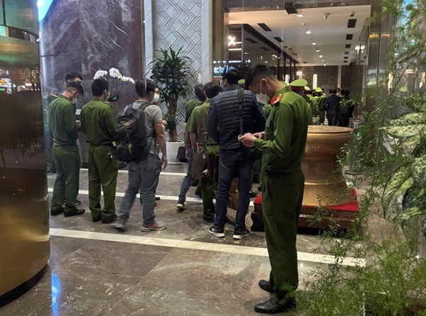 Cảnh sát khám xét trụ sở Tập đoàn FLC-4