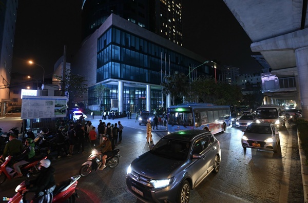 Cảnh sát khám xét trụ sở Tập đoàn FLC-10