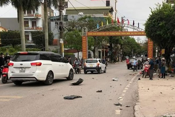 Khoảnh khắc đạp, đá làm hỏng 4 siêu xe, gã say bị tạm giữ hình sự-1