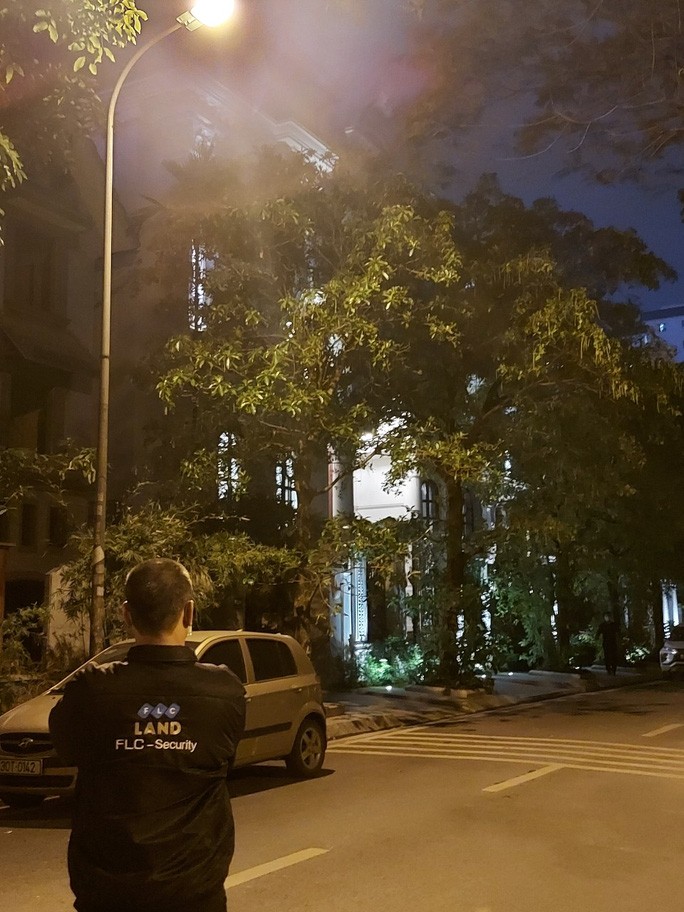 CLIP: Bảo vệ FLC cản trở phóng viên tác nghiệp công an khám nhà riêng ông Trịnh Văn Quyết-1