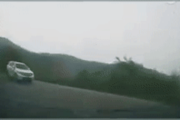 Vượt ẩu trên đường đèo, chiếc xe lao vun vút xuống vực sâu