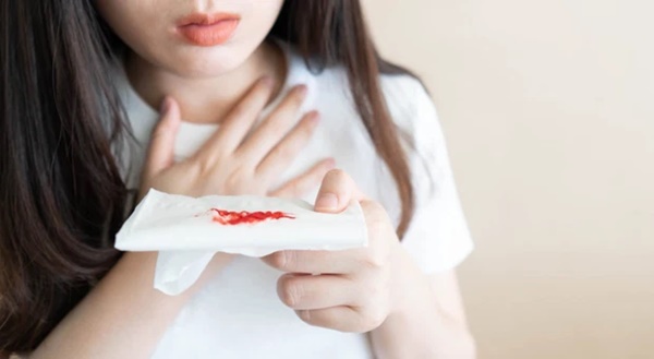 Cô gái 23 tuổi đang ăn thì nôn ra máu, bất ngờ phát hiện ung thư dạ dày chỉ vì 2 thói quen ăn uống phổ biến ở dân văn phòng-2