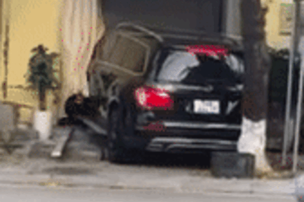 Thót tim khoảnh khắc người phụ nữ bị cửa kéo đổ sập đè trúng người-4