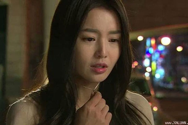 Thấy phòng ngủ chị dâu bừa bộn, tôi vào dọn dẹp thì ngỡ ngàng khi thấy chiếc bụng bầu giả lên giữa đống đồ lộn xộn-1