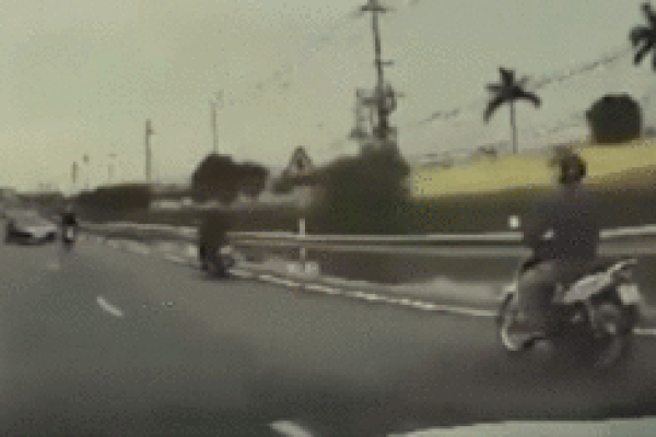 Khoảnh khắc ôtô lao sang làn ngược chiều tông 3 xe máy, 1 người tử vong