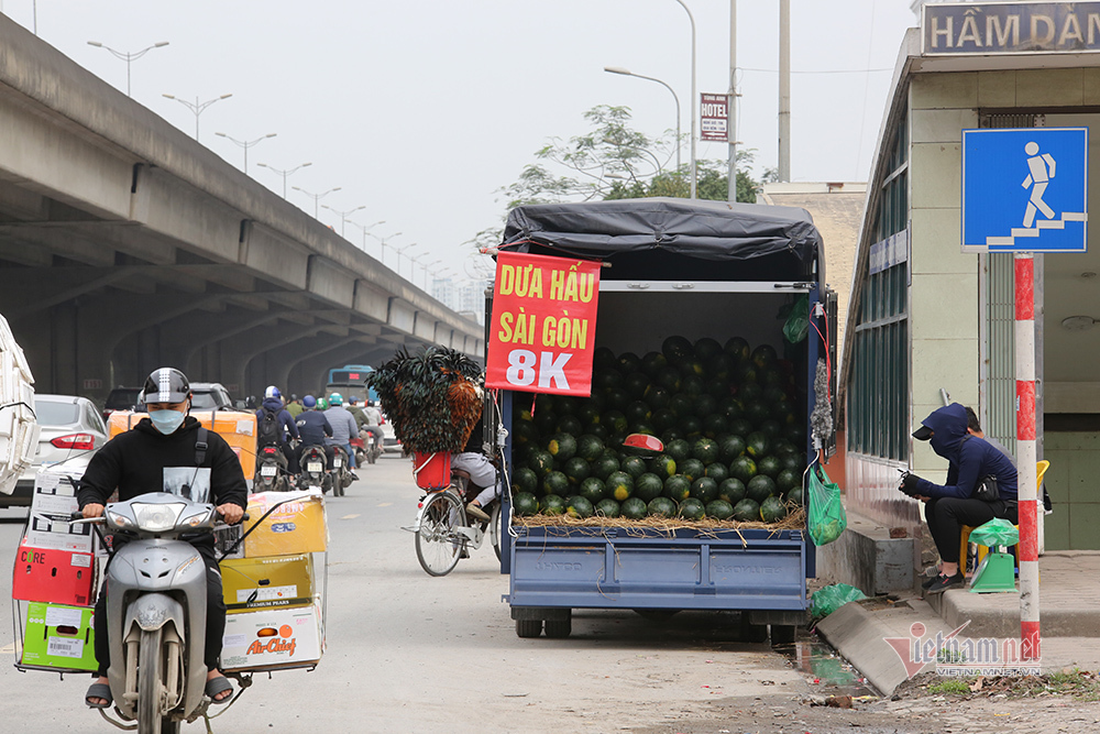 Dưa hấu nằm lăn lóc vỉa hè Hà Nội chờ giải cứu-8