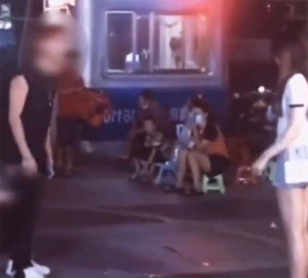 Clip: Mỗi lần chia tay bạn trai, crush lại chạy đến khóc lóc, anh chàng si tình nổi điên ném vỡ điện thoại-1
