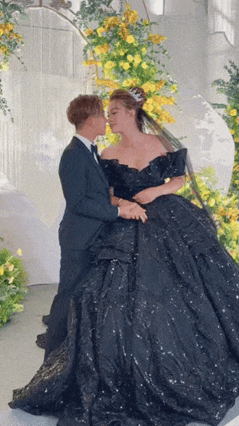 Cựu thành viên HKT lên xe hoa với bạn gái Á hậu, váy cưới cô dâu thế nào mà gây xôn xao cõi mạng?-1