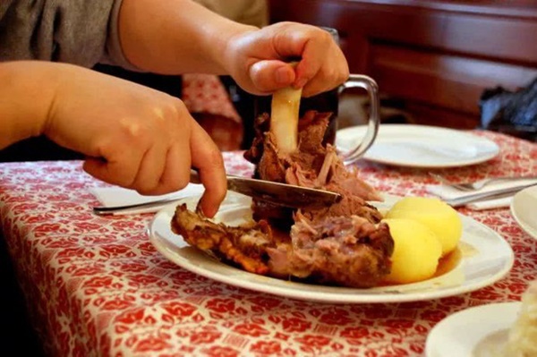 Người đàn ông 46 tuổi bị nhồi máu não, tử vong ngay trong đêm, nguyên nhân xuất phát từ 3 thói quen trước khi đi ngủ mà nhiều người mắc phải-3