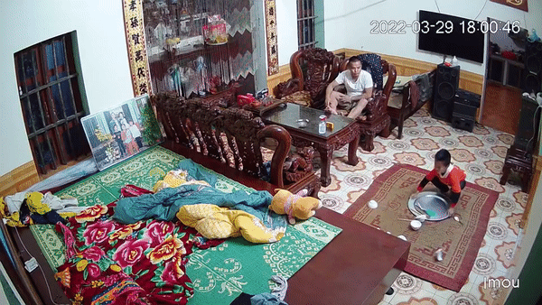 Con trai làm rơi mâm cơm, bố không quát mắng mà làm điều này: Nóc nhà kinh lắm, bố cũng sợ chứ đừng nói đến con-1