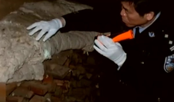 Người đàn ông đột nhiên mất tích kỳ bí, 3 năm sau em gái lại tự sát vô cớ, hé lộ sự thật giấu kín của bố chồng và con dâu-2