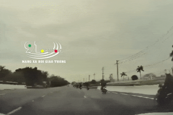 Ô tô tông bay 3 xe máy đi ngược chiều, 1 người bị hất văng xuống mương tử vong