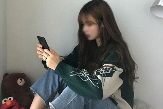 Giả làm bạn gái cũ của người yêu rồi lập tài khoản nhắn tin, cô gái phát hiện bí mật của gã dối trá