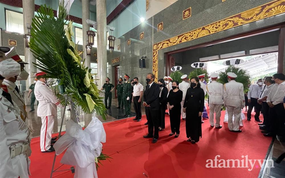 Lễ viếng Phó Chủ tịch UBND TP.HCM Lê Hòa Bình: Lãnh đạo thành phố rơi nước mắt, người nhà thất thần trước mất mát quá lớn-13