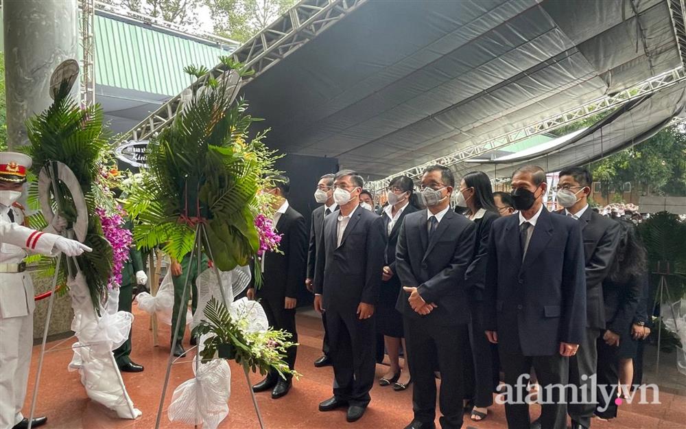 Lễ viếng Phó Chủ tịch UBND TP.HCM Lê Hòa Bình: Lãnh đạo thành phố rơi nước mắt, người nhà thất thần trước mất mát quá lớn-14