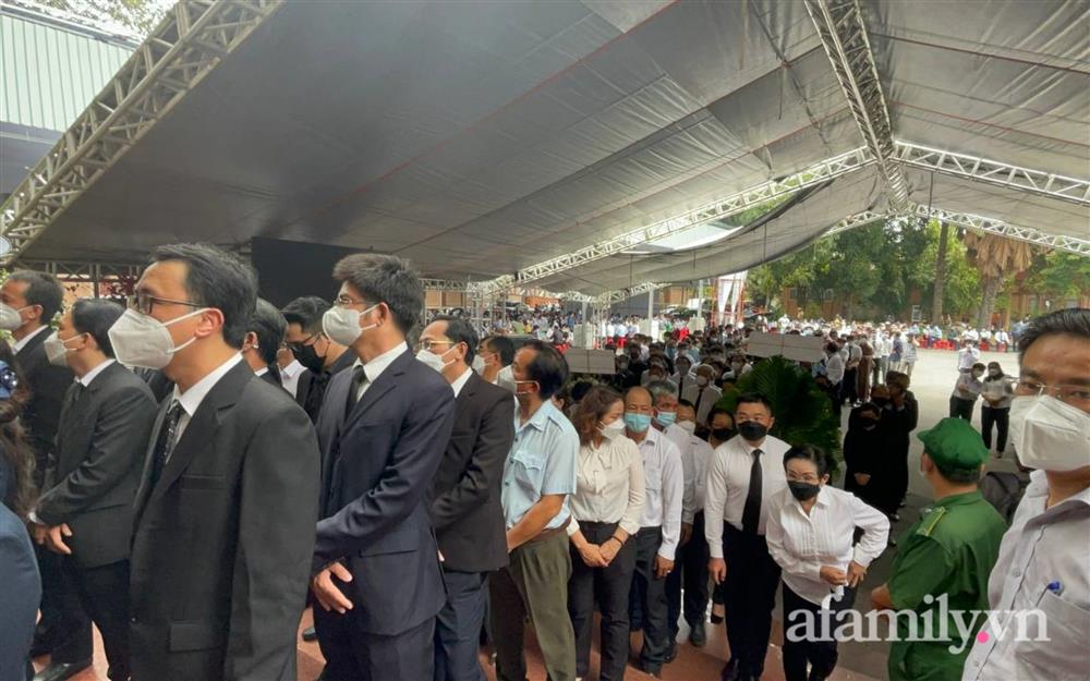 Lễ viếng Phó Chủ tịch UBND TP.HCM Lê Hòa Bình: Lãnh đạo thành phố rơi nước mắt, người nhà thất thần trước mất mát quá lớn-15