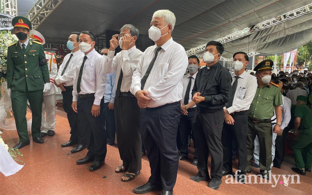 Lễ viếng Phó Chủ tịch UBND TP.HCM Lê Hòa Bình: Lãnh đạo thành phố rơi nước mắt, người nhà thất thần trước mất mát quá lớn-16