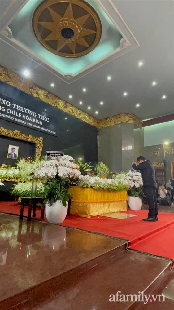 Lễ viếng Phó Chủ tịch UBND TP.HCM Lê Hòa Bình: Lãnh đạo thành phố rơi nước mắt, người nhà thất thần trước mất mát quá lớn-19