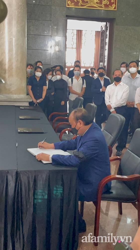 Lễ viếng Phó Chủ tịch UBND TP.HCM Lê Hòa Bình: Lãnh đạo thành phố rơi nước mắt, người nhà thất thần trước mất mát quá lớn-20