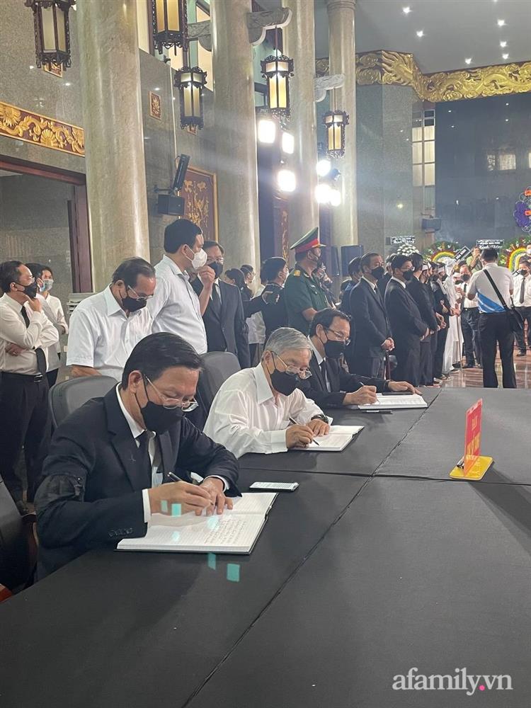 Lễ viếng Phó Chủ tịch UBND TP.HCM Lê Hòa Bình: Lãnh đạo thành phố rơi nước mắt, người nhà thất thần trước mất mát quá lớn-22