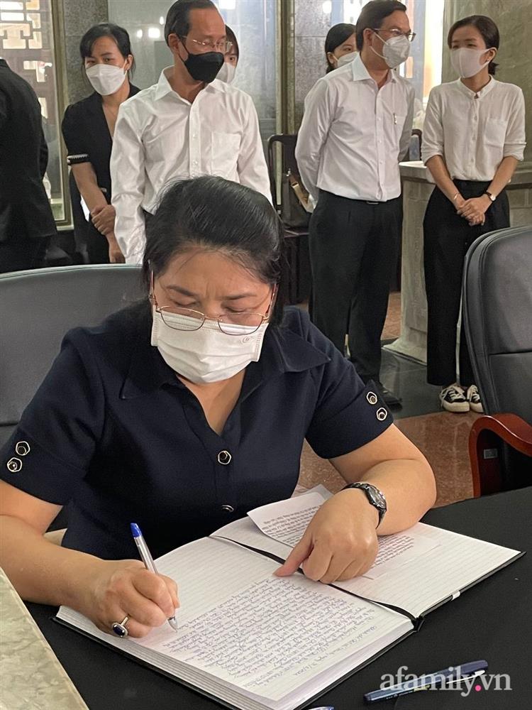 Lễ viếng Phó Chủ tịch UBND TP.HCM Lê Hòa Bình: Lãnh đạo thành phố rơi nước mắt, người nhà thất thần trước mất mát quá lớn-23