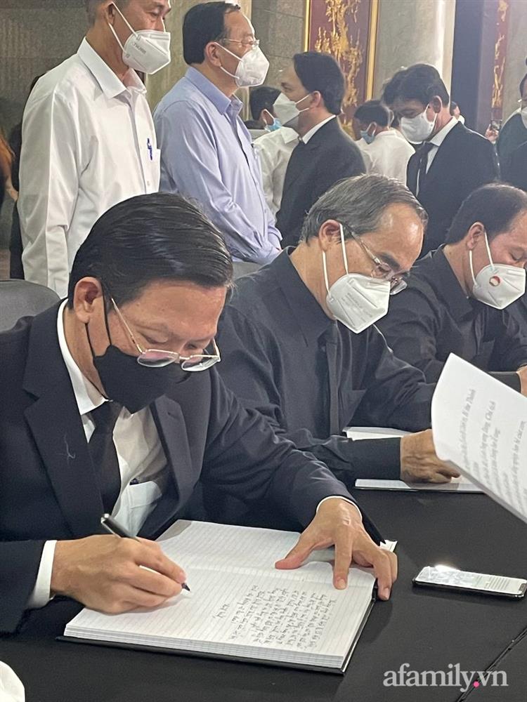 Lễ viếng Phó Chủ tịch UBND TP.HCM Lê Hòa Bình: Lãnh đạo thành phố rơi nước mắt, người nhà thất thần trước mất mát quá lớn-24