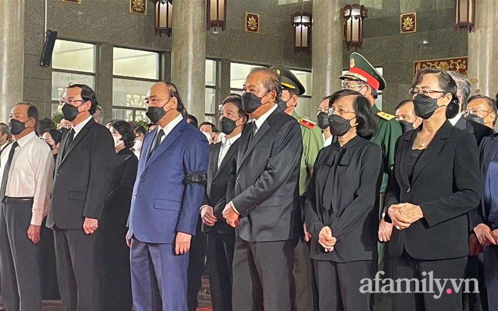 Lễ viếng Phó Chủ tịch UBND TP.HCM Lê Hòa Bình: Lãnh đạo thành phố rơi nước mắt, người nhà thất thần trước mất mát quá lớn-25