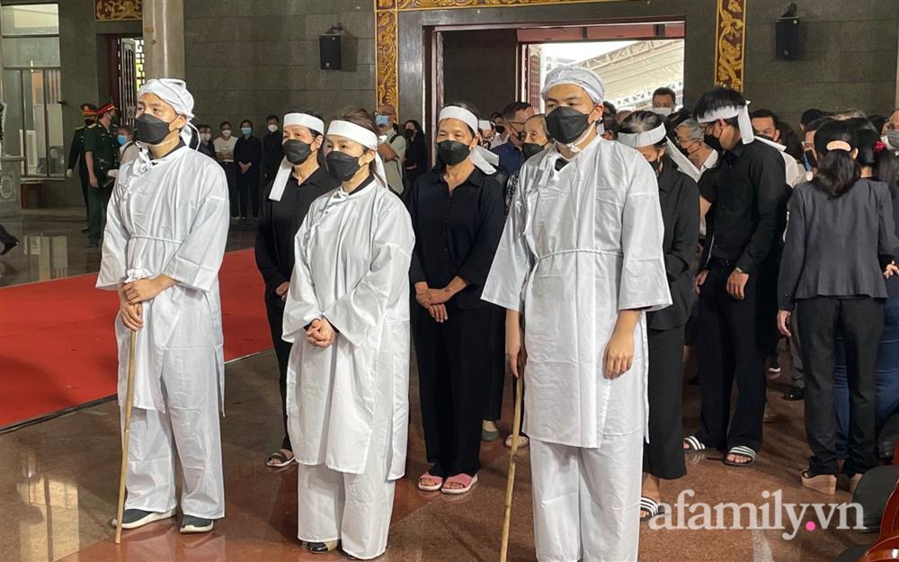 Lễ viếng Phó Chủ tịch UBND TP.HCM Lê Hòa Bình: Lãnh đạo thành phố rơi nước mắt, người nhà thất thần trước mất mát quá lớn-26