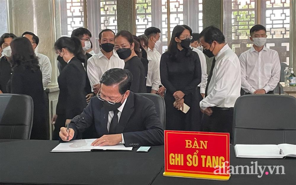 Lễ viếng Phó Chủ tịch UBND TP.HCM Lê Hòa Bình: Lãnh đạo thành phố rơi nước mắt, người nhà thất thần trước mất mát quá lớn-21