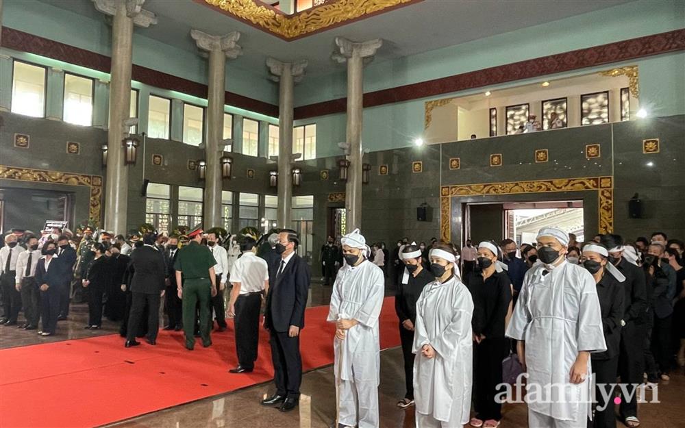 Lễ viếng Phó Chủ tịch UBND TP.HCM Lê Hòa Bình: Lãnh đạo thành phố rơi nước mắt, người nhà thất thần trước mất mát quá lớn-27