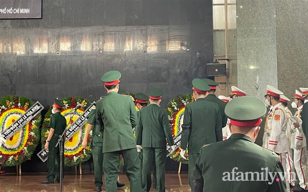 Lễ viếng Phó Chủ tịch UBND TP.HCM Lê Hòa Bình: Lãnh đạo thành phố rơi nước mắt, người nhà thất thần trước mất mát quá lớn-32