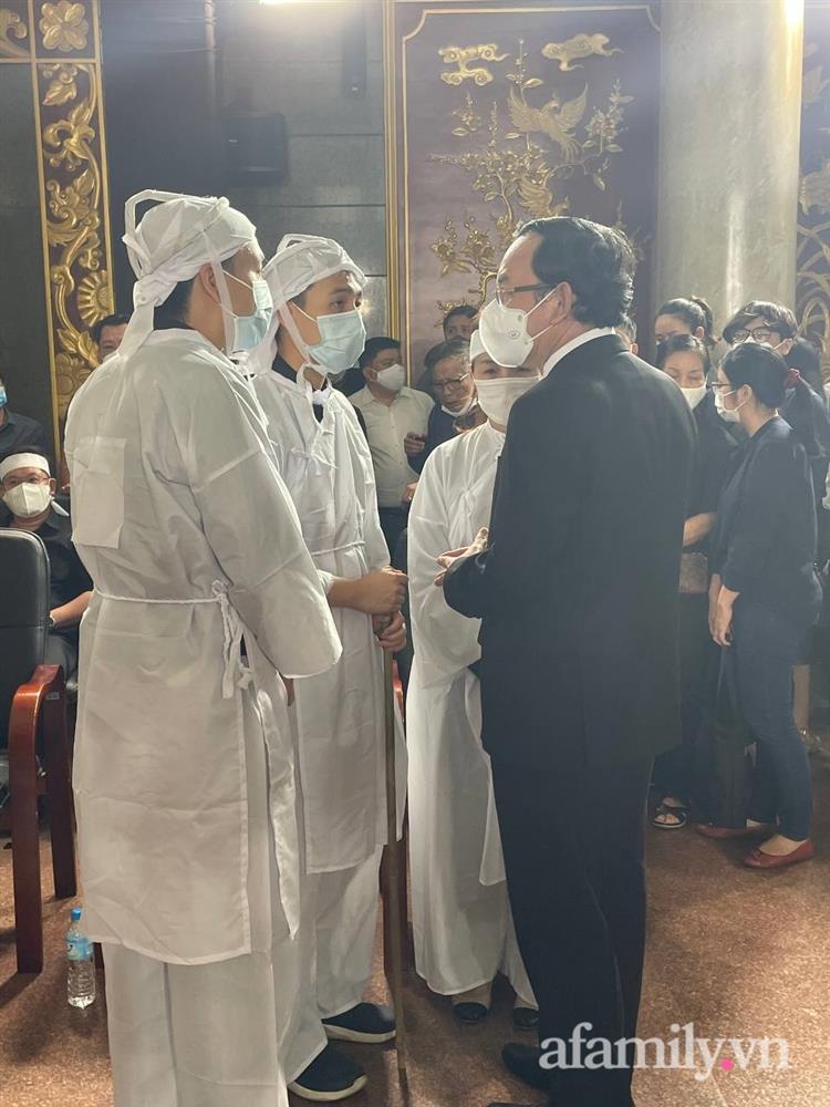 Lễ viếng Phó Chủ tịch UBND TP.HCM Lê Hòa Bình: Lãnh đạo thành phố rơi nước mắt, người nhà thất thần trước mất mát quá lớn-35