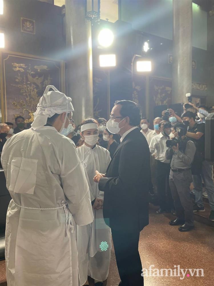 Lễ viếng Phó Chủ tịch UBND TP.HCM Lê Hòa Bình: Lãnh đạo thành phố rơi nước mắt, người nhà thất thần trước mất mát quá lớn-36