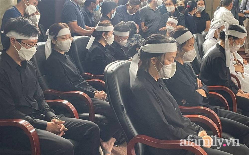 Lễ viếng Phó Chủ tịch UBND TP.HCM Lê Hòa Bình: Lãnh đạo thành phố rơi nước mắt, người nhà thất thần trước mất mát quá lớn-37