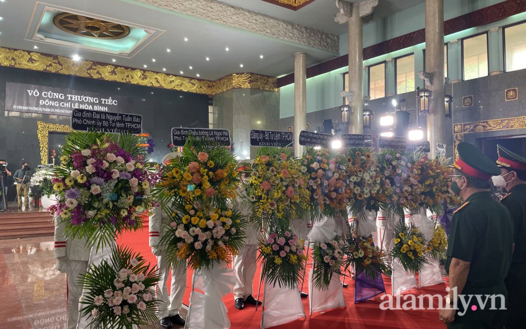 Lễ viếng Phó Chủ tịch UBND TP.HCM Lê Hòa Bình: Lãnh đạo thành phố rơi nước mắt, người nhà thất thần trước mất mát quá lớn-10