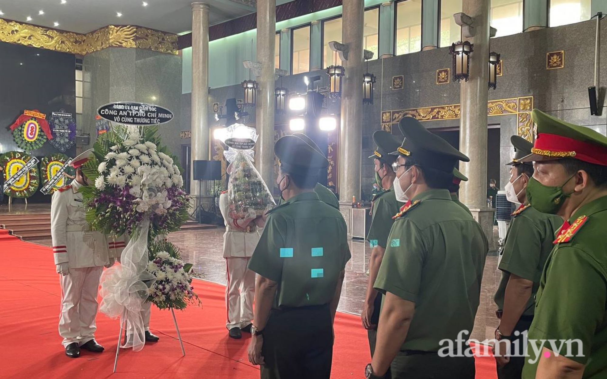 Lễ viếng Phó Chủ tịch UBND TP.HCM Lê Hòa Bình: Lãnh đạo thành phố rơi nước mắt, người nhà thất thần trước mất mát quá lớn-11