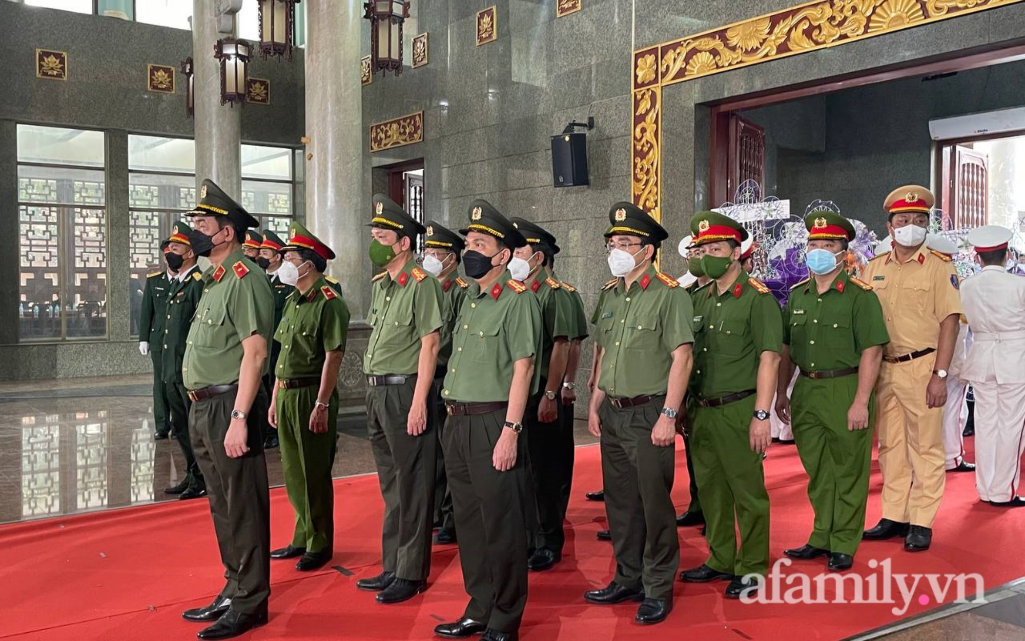 Lễ viếng Phó Chủ tịch UBND TP.HCM Lê Hòa Bình: Lãnh đạo thành phố rơi nước mắt, người nhà thất thần trước mất mát quá lớn-12