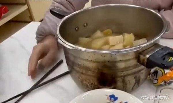 Mẹ chồng thiên vị gắp hết thịt trong nồi cho con trai, để con dâu ăn cơm trắng, thái độ của anh chồng sau đó gây tranh cãi-4