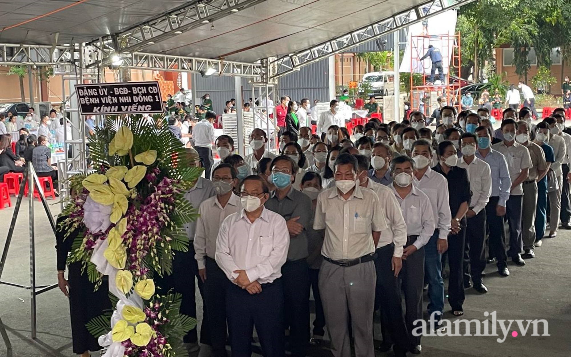 Lễ viếng Phó Chủ tịch UBND TP.HCM Lê Hòa Bình: Lãnh đạo thành phố rơi nước mắt, người nhà thất thần trước mất mát quá lớn-2