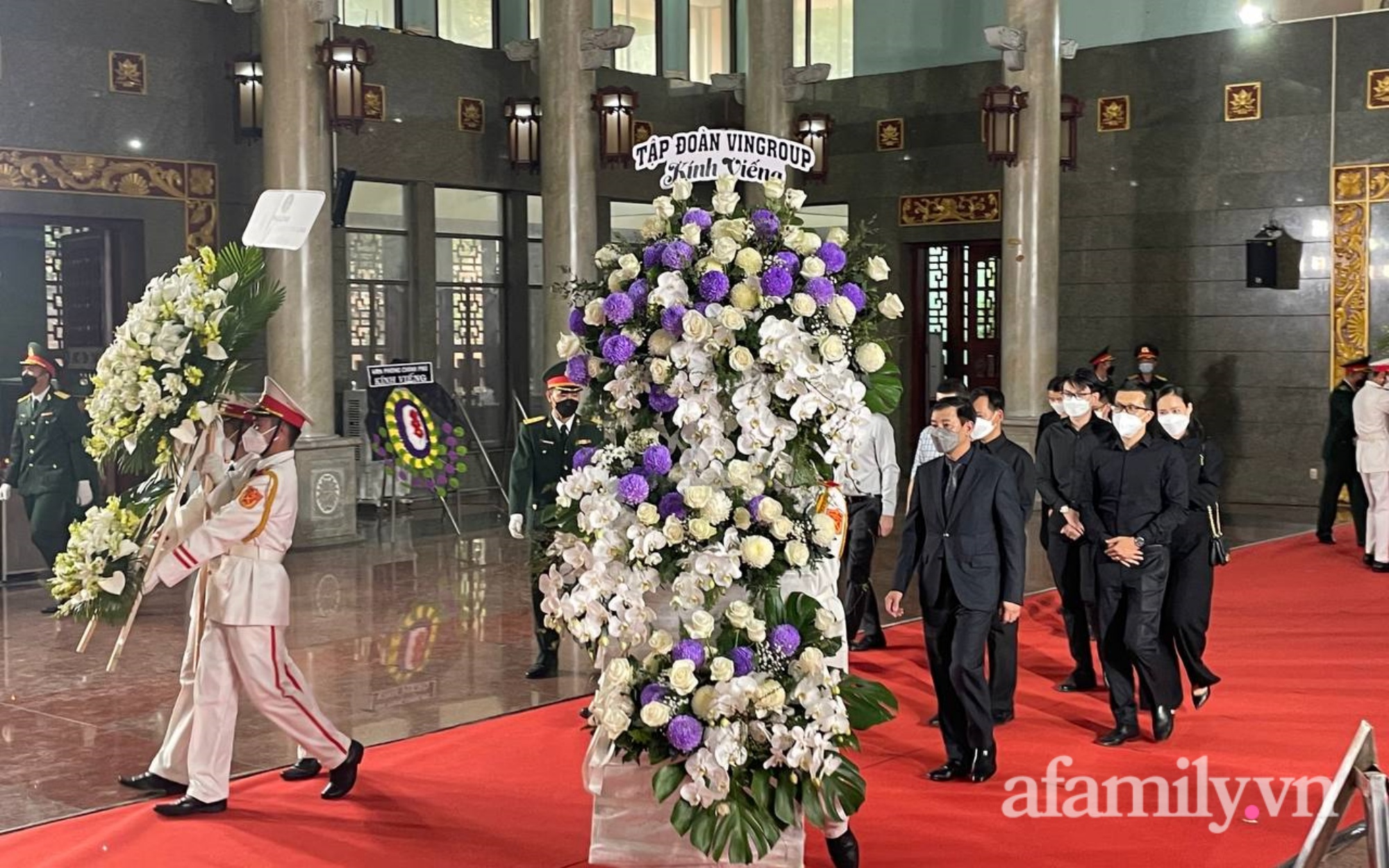 Lễ viếng Phó Chủ tịch UBND TP.HCM Lê Hòa Bình: Lãnh đạo thành phố rơi nước mắt, người nhà thất thần trước mất mát quá lớn-3