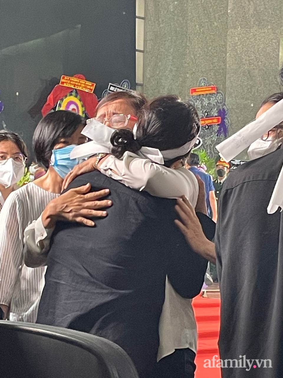 Lễ viếng Phó Chủ tịch UBND TP.HCM Lê Hòa Bình: Lãnh đạo thành phố rơi nước mắt, người nhà thất thần trước mất mát quá lớn-4