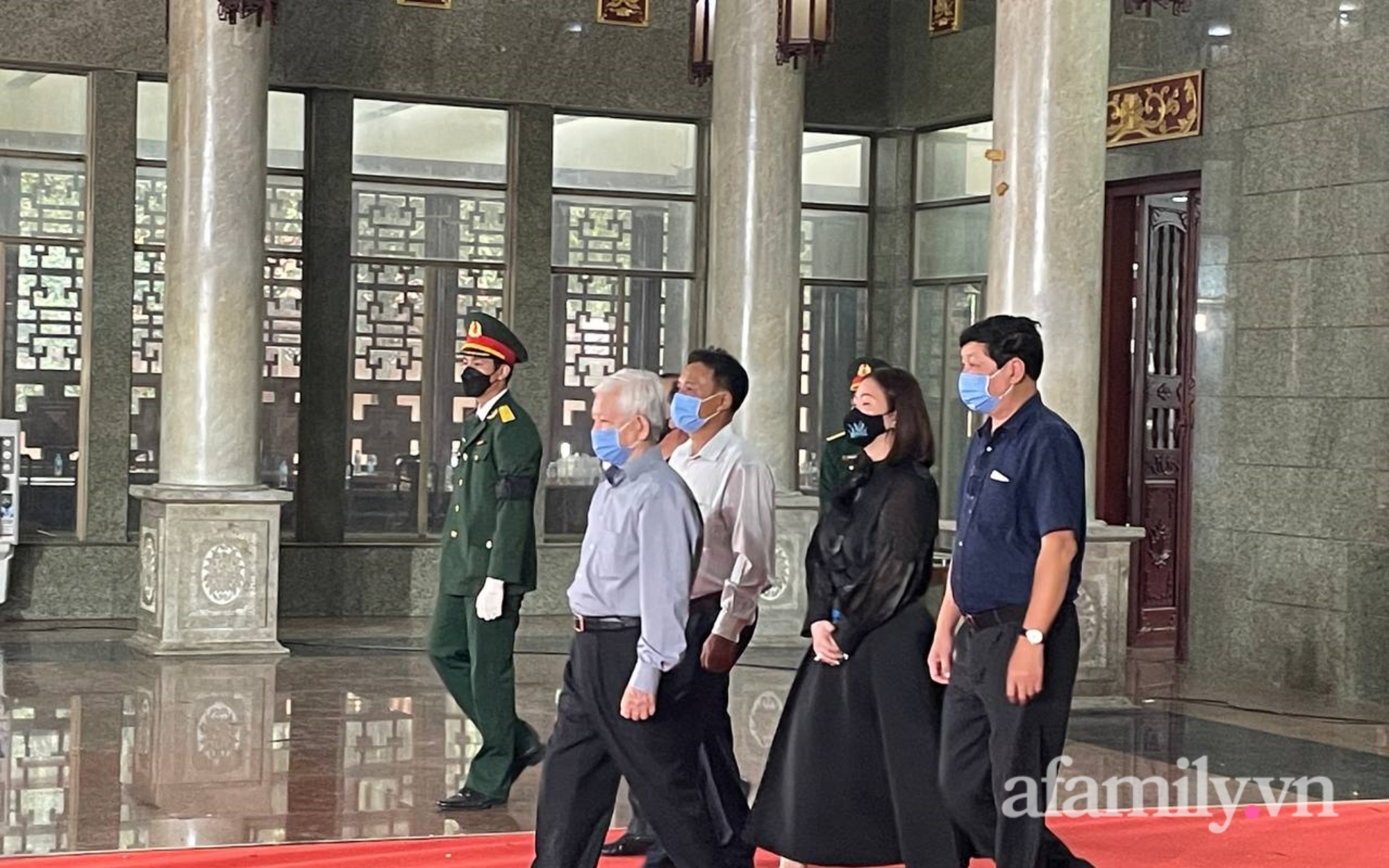 Lễ viếng Phó Chủ tịch UBND TP.HCM Lê Hòa Bình: Lãnh đạo thành phố rơi nước mắt, người nhà thất thần trước mất mát quá lớn-7