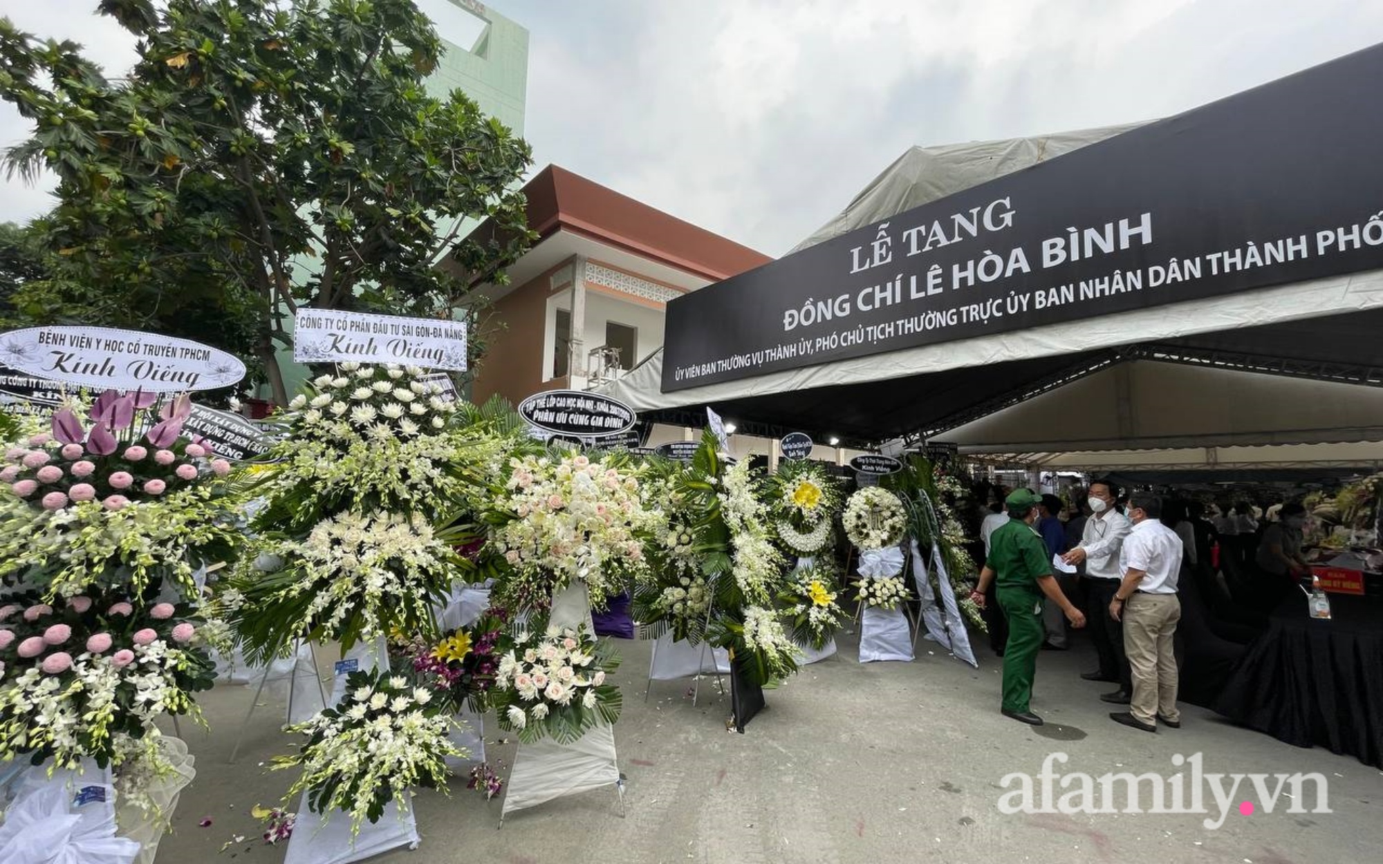 Lễ viếng Phó Chủ tịch UBND TP.HCM Lê Hòa Bình: Lãnh đạo thành phố rơi nước mắt, người nhà thất thần trước mất mát quá lớn-6