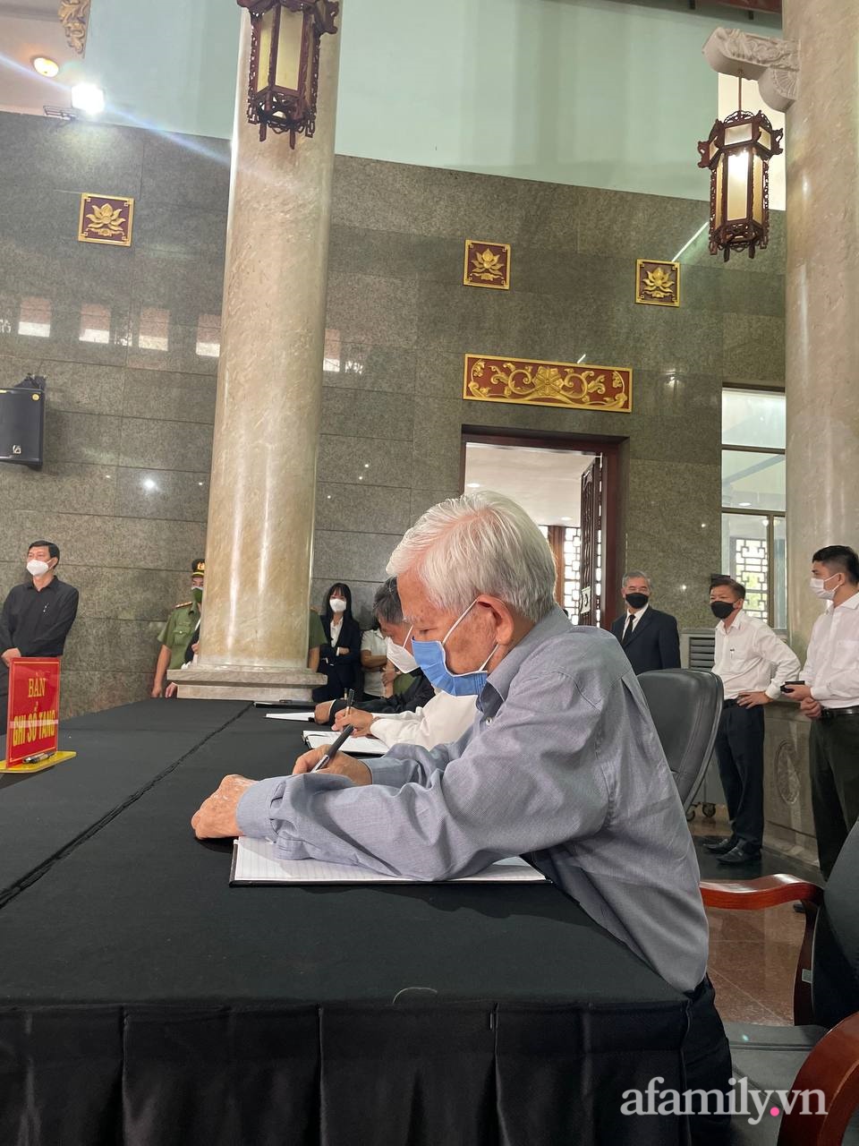 Lễ viếng Phó Chủ tịch UBND TP.HCM Lê Hòa Bình: Lãnh đạo thành phố rơi nước mắt, người nhà thất thần trước mất mát quá lớn-8