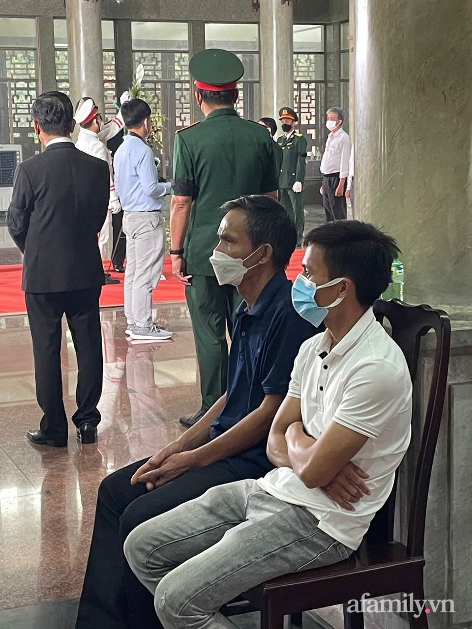 Lễ viếng Phó Chủ tịch UBND TP.HCM Lê Hòa Bình: Lãnh đạo thành phố rơi nước mắt, người nhà thất thần trước mất mát quá lớn-5